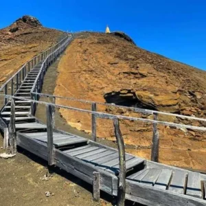 Cosas-que-hacer-en-la-isla-Bartolome-Cima-del-volcan